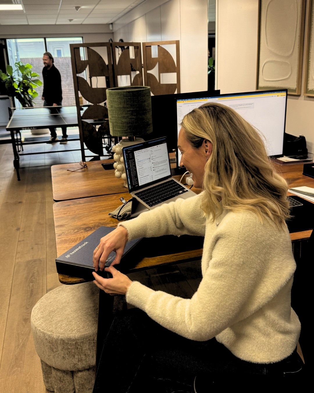 Sophie met de YesWeTrack Growth Award voor NuVooruit en Makelaarsland